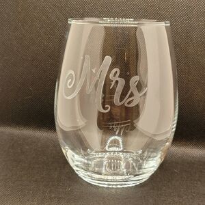 Etched personalized wine glasses - Mr and Mrs - set of 2